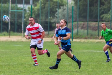 Odessa, Ukrayna - 26 Mayıs 2018: Ukrayna Kupası Politechnik - Odessa ve Credo - 65 Odessa (kırmızı). Rugby topu için oyuncuların yoğun mücadele. Yeşil alan stadyum üzerinde dinamik oyun