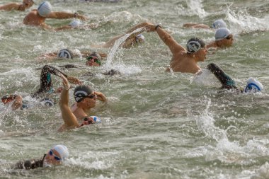 Odessa, Ukrayna - 19 Ağustos 2018: geleneksel spor yarışları milletin. Hayatta kalmak, açık denizde su, yüzme maratonu için engeller ile Ukrayna yarış aşırı tehlikeli bir yolda sınar.