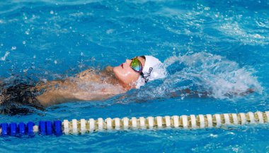 Odessa, Ukrayna -24 Eylül 2016: havuzda çocuklar arasında Ukrayna Şampiyonası triatlon sporcular sırasında spor. Kapalı havuzda rekabet çocuk