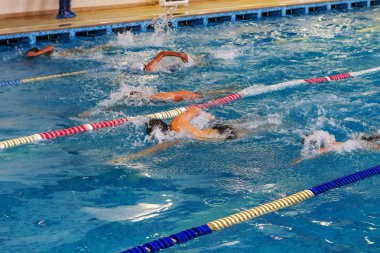 Odessa, Ukrayna -24 Eylül 2016: havuzda çocuklar arasında Ukrayna Şampiyonası triatlon sporcular sırasında spor. Kapalı havuzda rekabet çocuk