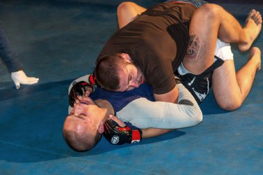 Odessa, Ukrayna - 14 Ekim 2015: Bölgesel kavgalar içinde belgili tanımlık çalmak. Atletizm Mma savaşçıları yarışmak, atar ve yumruk ve tekme ile sonuçlanan dövüş sanatları karışık. Savaşın dramatik an