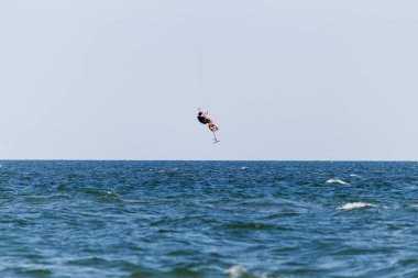 Odessa, Ukrayna - 26 Ağustos 2017: Kiteboarding. Dalgalar deniz doğa sporları Kitesurfing eğlence. Eğlence etkinlikleri, su sporları, eylem, Hobiler ve eğlenceli yaz aylarında. Kiteboarding spor