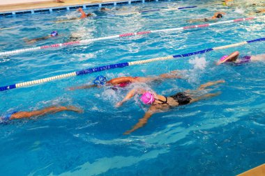 Odessa, Ukrayna -24 Eylül 2016: havuzda çocuklar arasında Ukrayna Şampiyonası triatlon sporcular sırasında spor. Kapalı havuzda rekabet çocuk