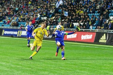 Odessa, Ukrayna -24 Mart 2016: Dostluk maçı (sarı) Ukrayna Millî Futbol takımı ve Kıbrıs (mavi) Milli takımı arasında. Yoğun maç oyun an.