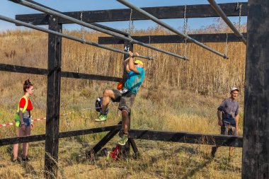 Odessa, Ukrayna - 19 Ağustos 2018: geleneksel spor yarışları milletin. Hayatta kalmak, açık denizde su, yüzme maratonu için engeller ile Ukrayna yarış aşırı tehlikeli bir yolda sınar.