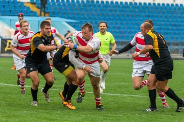 Odessa, Ukrayna - Okt 20, 2017: Odessa - Harkov Rugby Şampiyonası Milli takım. Rugby topu için oyuncuların yoğun mücadele. Yeşil alan stadyum üzerinde dinamik oyun