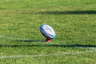 Odessa, Ukrayna - 10 Eylül 2017: Uluslararası rugby turnuva ekipleri Chisinau - Moldova ve Odessa - Ukrayna arasında. Sıkı rugby oyunu yeşil çim sahada parçası
