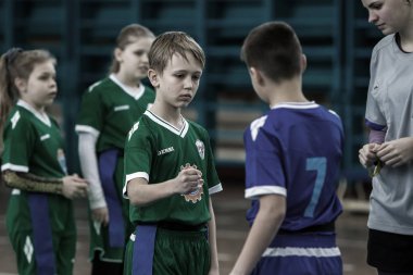 Odessa, Ukrayna - Hazi 24,2018: Küçük çocuklar kapalı salonunda şehir okulun derby Oyunlar sırasında rugby oynamak. Çocuk spor. Çocuk rugby 5 oyun. Çocuk zafer için mücadele. Sağlıklı yaşam tarzı