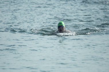 Odessa, Ukrayna - Eylül 2018: Odessa, Oceanman Biz Are açık su yüzme yarışmalar. Run su ve büyük yüzme yarışında içine siyah açık su sahilden yüzücüler