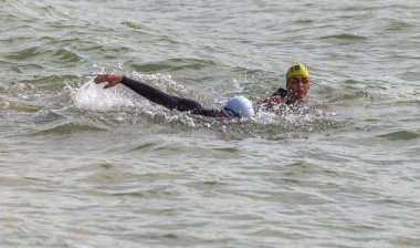 Odessa, Ukrayna - 08/19/2018: spor yüzme açık denizde su, açık denizde yüzme maratonu yarışmaları. Açık su yüzme deniz hayatta kalma yarışı