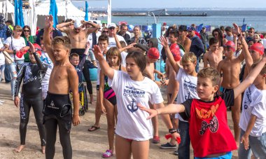 Odessa, Ukrayna - 08.09.2018: rekabet çocuklar için yüzme Oceanman biz açık açık su. Shore yüzücüler çocuklar içine su ve büyük yüzme yarışında açık deniz suya. Spor yaşam tarzı