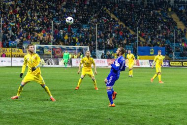 Odessa, Ukrayna -24 Mart 2016: Dostluk maçı (sarı) Ukrayna Millî Futbol takımı ve Kıbrıs (mavi) Milli takımı arasında. Yoğun maç oyun an.