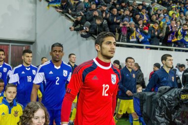Odessa, Ukrayna -24 Mart 2016: Dostluk maçı (sarı) Ukrayna Millî Futbol takımı ve Kıbrıs (mavi) Milli takımı arasında. Yoğun maç oyun an.