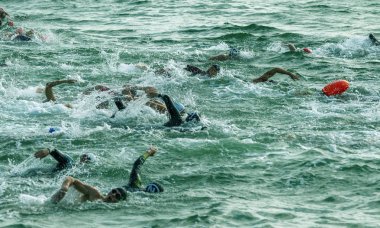 Odessa, Ukrayna - 19 Ağustos 2018: geleneksel spor yarışları milletin. Hayatta kalmak, açık denizde su, yüzme maratonu için engeller ile Ukrayna yarış aşırı tehlikeli bir yolda sınar.