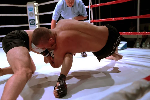 Odessa, Ukrayna - 18 Ağustos 2013: Atletizm Mma dövüş sanatları savaşçılar yumruk ve tekme neden hücre içinde rekabet karışık. Cumhurbaşkanlığı Kupası mücadele ultimate dramatik anı. Boksörler ringe mücadele