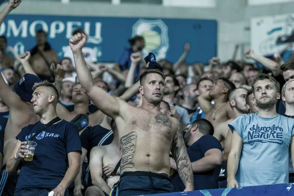Odessa, Ukrayna - 3 Ağustos 2018: duygusal futbol taraftarları destek ekibi stadyumunda futbol kulübü Djurgardens Eğer İsveç oyun Uefa Avrupa Ligi oyun sırasında. Kalabalık futbol taraftarları Stadyumu futbol