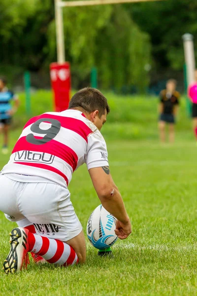 Odessa, Ukrayna - 26 Mayıs 2018: Ukrayna Kupası Politechnik - Odessa ve Credo - 65 Odessa (kırmızı). Rugby topu için oyuncuların yoğun mücadele. Yeşil alan stadyum üzerinde dinamik oyun