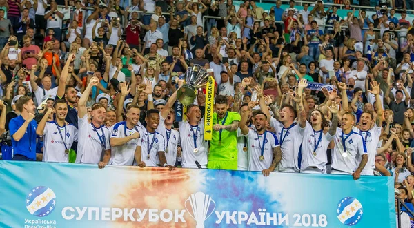乌克兰敖德萨 2018年7月21日 发电机玩家庆祝乌克兰超级杯比赛的胜利 足球运动员庆祝胜利并奖励奖杯 — 图库照片