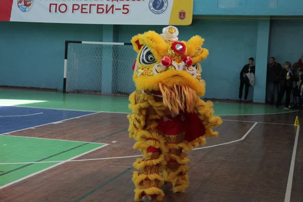 April 2017 Odessa Oekraïne Cheerleaders Chinese Draak Kostuum Doen Prestaties — Stockfoto