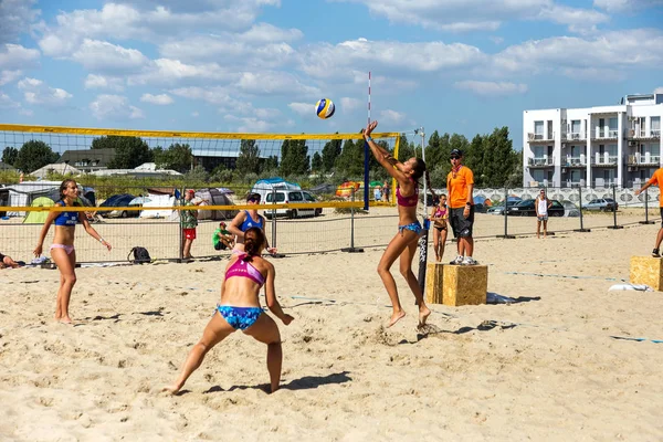 乌克兰奥德萨 2017年8月26日 游戏节期间乌克兰海上沙滩排球锦标赛 男人和女人在沙滩上打排球 沙滩上的排球 沙滩排球 — 图库照片