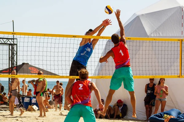 Odessa, Ukrayna - 26 Ağustos 2017: Ukrayna Beach Voleybol Şampiyonası Z-Oyunlar Festivali sırasında deniz plajında. Kadın ve erkek voleybol plaj kum üzerinde oynamak. Voleybol kum üzerinde. Plaj voleybolu