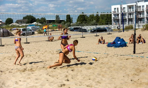 乌克兰奥德萨 2017年8月26日 游戏节期间乌克兰海上沙滩排球锦标赛 男人和女人在沙滩上打排球 沙滩上的排球 沙滩排球 — 图库照片