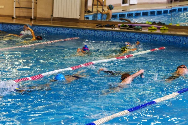 オデッサ ウクライナ 2016 子供たちの間のウクライナ選手権トライアスロン選手の中にプールで水泳をスポーツします 子供の屋内プールで水泳大会 — ストック写真