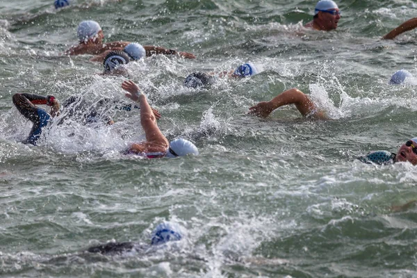 Odessa, Ukrayna - 19 Ağustos 2018: geleneksel spor yarışları milletin. Hayatta kalmak, açık denizde su, yüzme maratonu için engeller ile Ukrayna yarış aşırı tehlikeli bir yolda sınar.