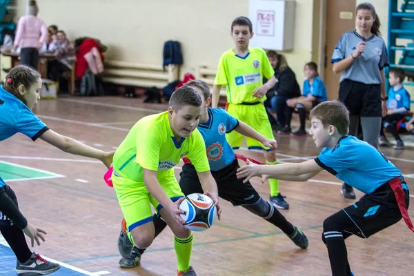 乌克兰奥德萨 幼儿在封闭大厅的城市学校德比比赛中打橄榄球 儿童运动 孩子们参加橄榄球比赛 为孩子们的胜利而战 健康的生活方式 — 图库照片