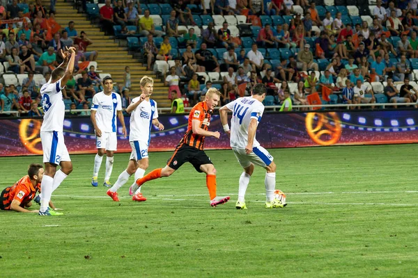 Odessa, Ukrayna - 14 Ağustos 2015: Fc Shakhtar Donetsk ve Fc Dnipro Dnipropetrovsk Ukrayna Kupası maçında top için kavga ediyorlar. Ayrıntı oyunun.
