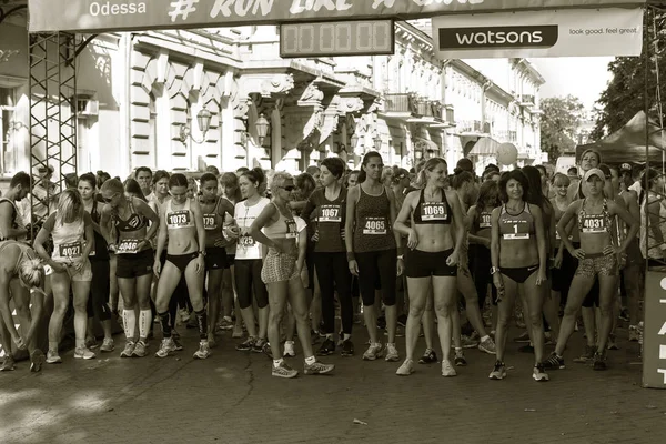 乌克兰奥德萨 体育假期 女子马拉松比赛开始时的大规模跑穿过城市街道 — 图库照片