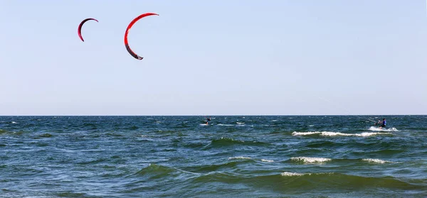 Odessa Ukraina Sierpnia 2017 Kiteboarding Rozrywka Fale Morskie Sporty Ekstremalne — Zdjęcie stockowe