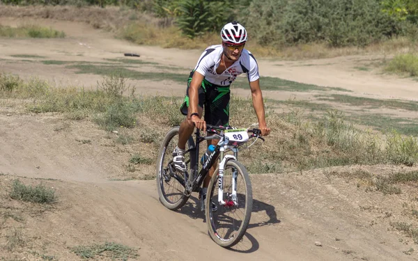オデッサ ウクライナ 2018 山岳地帯でスポーツ自転車の選手の競争します 家族連れ 健康的な生き方 シクロクロス レジャーのスポーツ日を自然の中のスポーツ — ストック写真