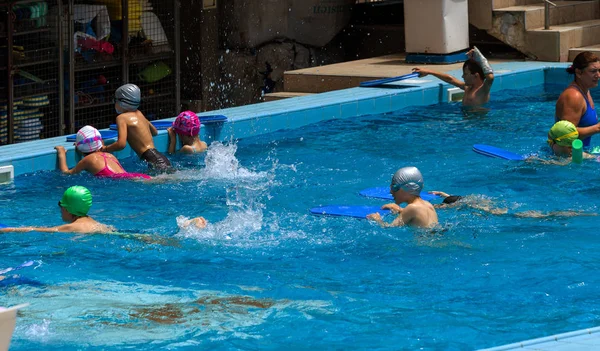 保加利亚瓦尔纳 2017年5月31日 迷人快乐的孩子喜欢与儿童游泳池一起洗澡 教练教游泳的孩子在游泳池里 运动的孩子 儿童运动 — 图库照片