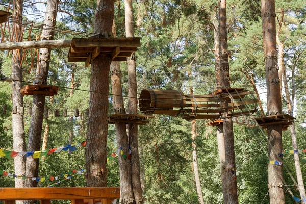 Kinder Avonturenpark Bruggen Touwen Trappen Ontworpen Voor Beginners Bos Onder — Stockfoto