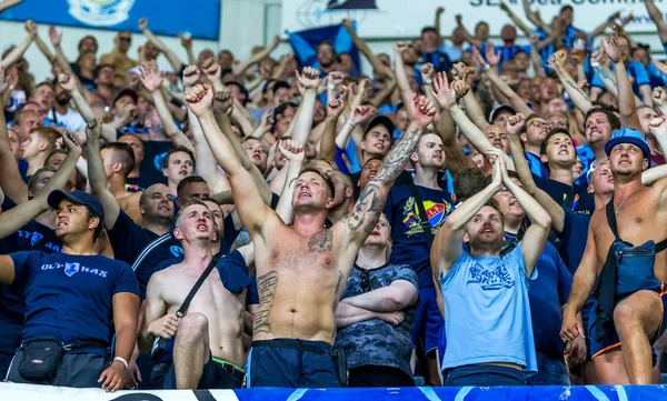 Odessa, Ukrayna - 3 Ağustos 2018: duygusal futbol taraftarları destek ekibi stadyumunda futbol kulübü Djurgardens Eğer İsveç oyun Uefa Avrupa Ligi oyun sırasında. Kalabalık futbol taraftarları Stadyumu futbol