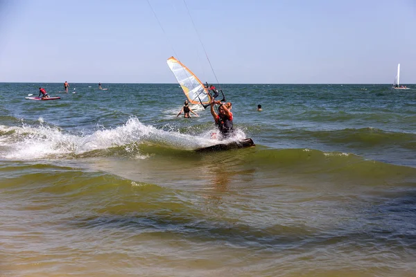 Odessa Ucrania Agosto 2017 Kiteboarding Entretenimiento Olas Marinas Deportes Extremos — Foto de Stock