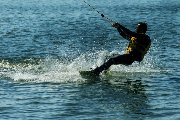 Wake Park Sommaren Beach Vattensporter Idrottsman Glider Ombord Vatten Skyt — Stockfoto