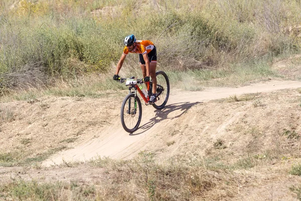 Odessa, Ukrayna - 2 Ağustos 2018: Sporcular spor bisiklet üzerinde dağlık arazide rekabet. Aile ile çocuk, sağlıklı yaşam biçimi, Cyclocross - eğlence spor spor doğada kapalı gün