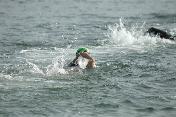 Odessa, Ukrayna - Eylül 2018: Odessa, Oceanman Biz Are açık su yüzme yarışmalar. Yüzücüler kıyıdan içine su ve büyük yüzme yarışında siyah açık su üzerinde çalıştırın. Spor yaşam tarzı