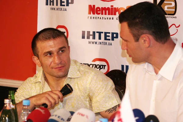 オデッサ ウクライナ 2009 世界チャンピオンのビタリクリチコは ワールド カップの戦いの開始前にクリチコ ボクサーの記者会見を保持します ボクサー アワタンディ Khurtsidze — ストック写真