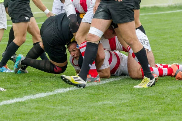 Odessa, Ukrayna - Okt 20, 2017: Odessa - Harkov Rugby Şampiyonası Milli takım. Rugby topu için oyuncuların yoğun mücadele. Yeşil alan stadyum üzerinde dinamik oyun