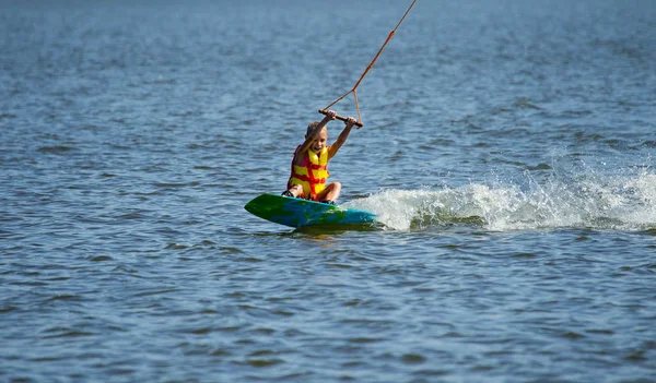 Kiteboarding Wake Park Barn Lär Sig Att Skate Bild Vattnet — Stockfoto