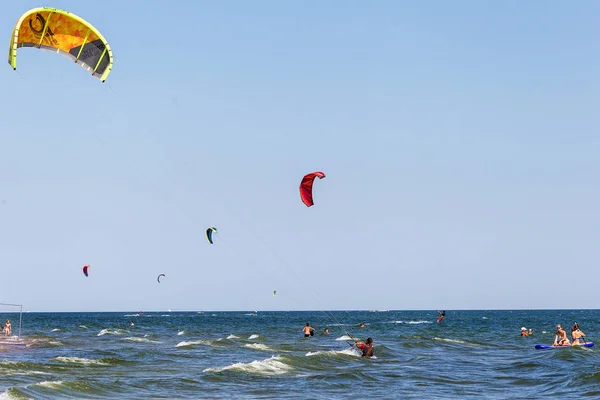 Odessa Ucrania Agosto 2017 Kiteboarding Entretenimiento Olas Marinas Deportes Extremos — Foto de Stock