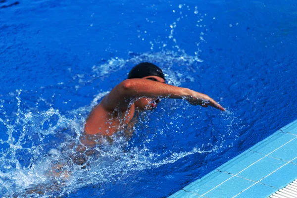 保加利亚瓦尔纳 2017年5月29日 公共体育游泳池开放 在奥运游泳池的蓝色海水中分隔路径的线路 运动员游泳运动员在泳池蓝水中训练 — 图库照片