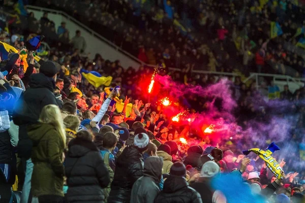 オデッサ ウクライナ 2016 フットボールのファンおよび競技場のスタンドに観客感情的にチームをサポート ウクライナ キプロスの全国代表チームのマッチの間に — ストック写真