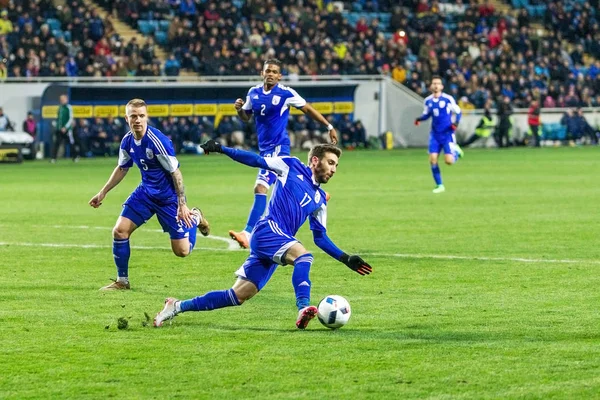 Odessa, Ukrayna -24 Mart 2016: Dostluk maçı (sarı) Ukrayna Millî Futbol takımı ve Kıbrıs (mavi) Milli takımı arasında. Yoğun maç oyun an.