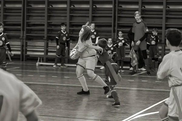 Odessa, Ukrayna - Hazi 24,2018: Küçük çocuklar kapalı salonunda şehir okulun derby Oyunlar sırasında rugby oynamak. Çocuk spor. Çocuk rugby 5 oyun. Çocuk zafer için mücadele. Sağlıklı yaşam tarzı