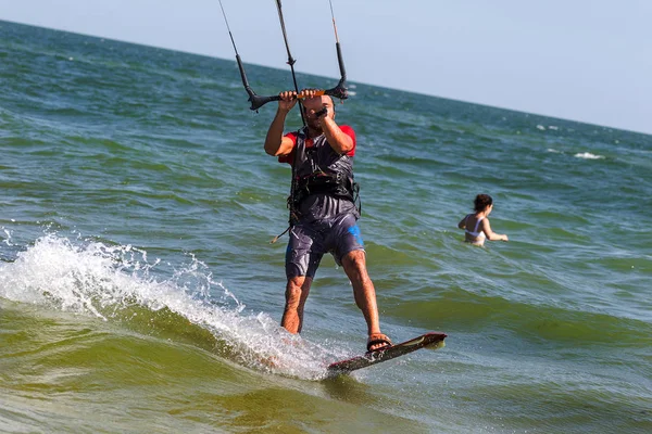 Одеса Україна Серпня 2017 Kiteboarding Розваги Морські Хвилі Екстремальних Видів — стокове фото