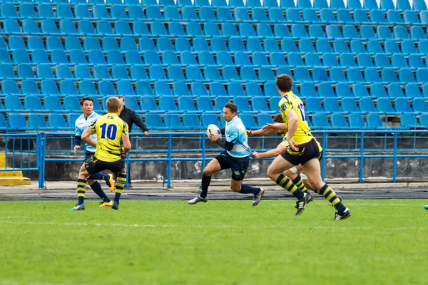 乌克兰奥德萨 2017年5月21日 欧洲橄榄球冠军杯乌克兰 和瑞典 场上的橄榄球 橄榄球比赛是一场为球而进行的激烈战斗 场上的橄榄球运动员 — 图库照片